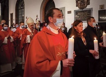 Konsultacjom w parafiach będą towarzyszyły symboliczne świece.