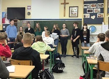 Ewangelizatorzy (od lewej): Małgorzata Jakubowska, Julia Majewska, Julia Noskowska, i Wiktor Jachimczak gościli  w klasach SP nr 20. Katechetą jest ks. Paweł Grzesiak.