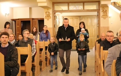 Procesja z darami podczas Mszy św. w Skrudzinie.