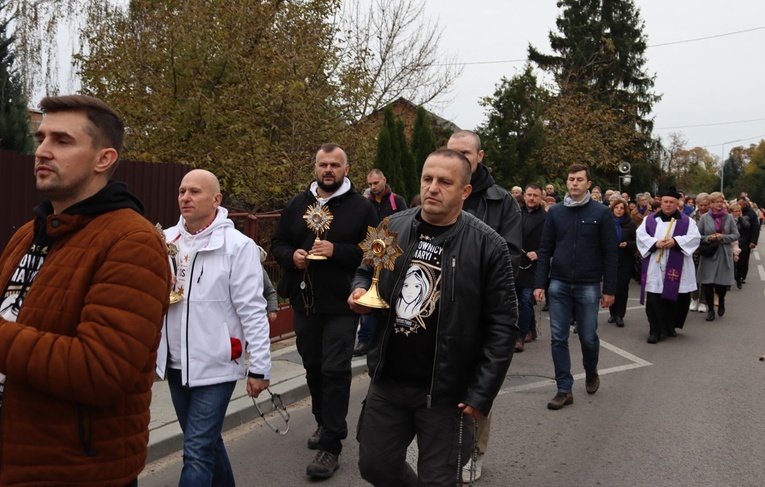 Wojownicy Maryi nieśli relikwie.