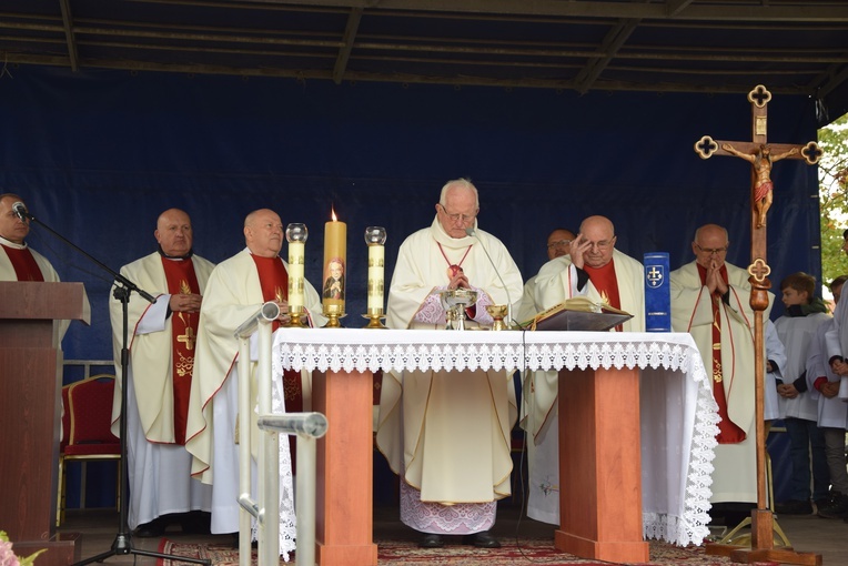 Wprowadzenie relikwii bł. Prymasa Tysiąclecia do Skierniewic
