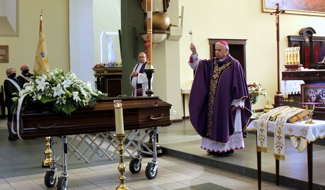 Z pieczołowitością i bez pośpiechu sprawował Eucharystię