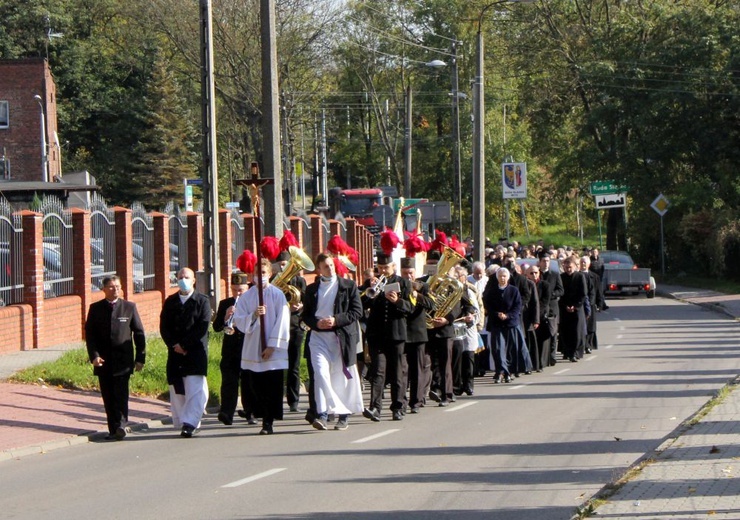 Z pieczołowitością i bez pośpiechu sprawował Eucharystię