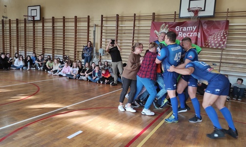 Mysłowice. "Stop dewastacji". Zawodnicy Hegemonu Mysłowice polecają uczniom treningi rugby