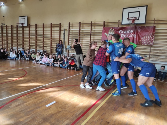 Mysłowice. "Stop dewastacji". Zawodnicy Hegemonu Mysłowice polecają uczniom treningi rugby