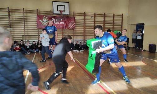 Mysłowice. "Stop dewastacji". Zawodnicy Hegemonu Mysłowice polecają uczniom treningi rugby