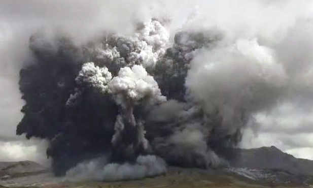 Japonia: Erupcja jednego z największych aktywnych masywów wulkanicznych na świecie