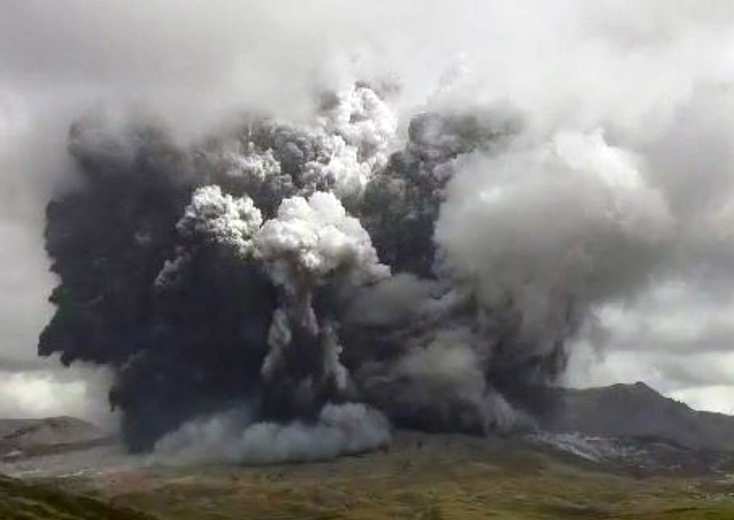 Japonia: Erupcja jednego z największych aktywnych masywów wulkanicznych na świecie