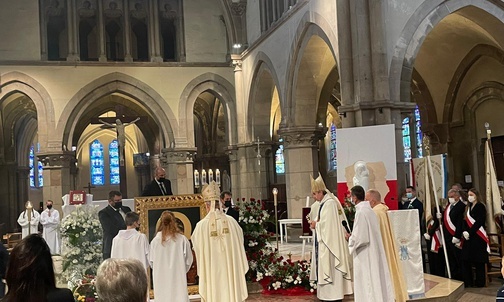 Ikona Matki Bożej Częstochowskiej we francuskim Saint-Denis ozdobiona koronami