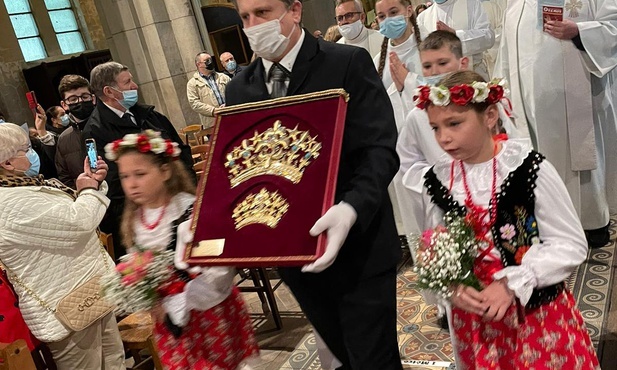 Ikona Matki Bożej Częstochowskiej we francuskim Saint-Denis ozdobiona koronami