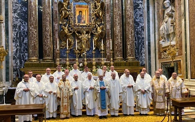 Biskupi przed łaskami słynącym obrazem Matki Bożej Salus Populi Romani. Jego kopia, obok krzyża, jest jednym z wędrujących symboli Światowych Dni Młodzieży. Bp Marek Solarczyk - drugi z prawej. Bp Piotr Turzyński w górnym rzędzie, również drugi z prawej.