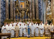 Biskupi przed łaskami słynącym obrazem Matki Bożej Salus Populi Romani. Jego kopia, obok krzyża, jest jednym z wędrujących symboli Światowych Dni Młodzieży. Bp Marek Solarczyk - drugi z prawej. Bp Piotr Turzyński w górnym rzędzie, również drugi z prawej.