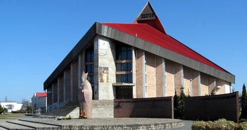 Przy kościele znajduje się pomnik św. Jana Pawła II, upamiętniający wizytę papieża na gdańskiej Zaspie 12 czerwca 1987 roku.
