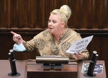 Posłanka KO Iwona Hartwich podczas posiedzenia Sejmu 30 września 2021 wspomagała się podczas wypowiedzi hasłem wypisanym na kartce.