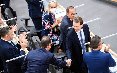 Sebastian Kurz (drugi z prawej) ustąpił ze stanowiska premiera.