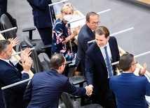 Sebastian Kurz (drugi z prawej) ustąpił ze stanowiska premiera.