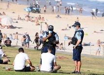 Policjanci interweniujący na plaży Bondi w Sydney.