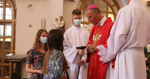 Krzyż misyjny Martynie wręczył bp Marek Solarczyk podczas dnia wspólnoty Ruchu Światło-Życie w sierpniu tego roku. Obok Magda.