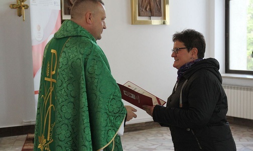 Dyrektor Caritas ks. Robert Kurpios dziękował przedstawicielom parafii i instytucji, które włączyły się w program POPŻ.