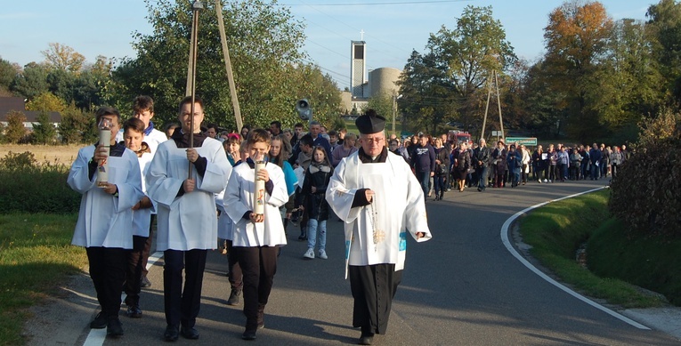 Procesja różańcowa w Biadolinach