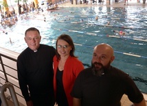 Na basenie ośrodka Neptun (od lewej): ks. Karol Piłat, Paulina Zalewska i ks. Damian Drabikowski.