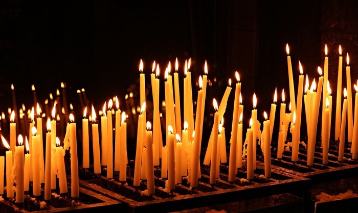 Znak światła zapalonej świecy - liturgia.wiara.pl
