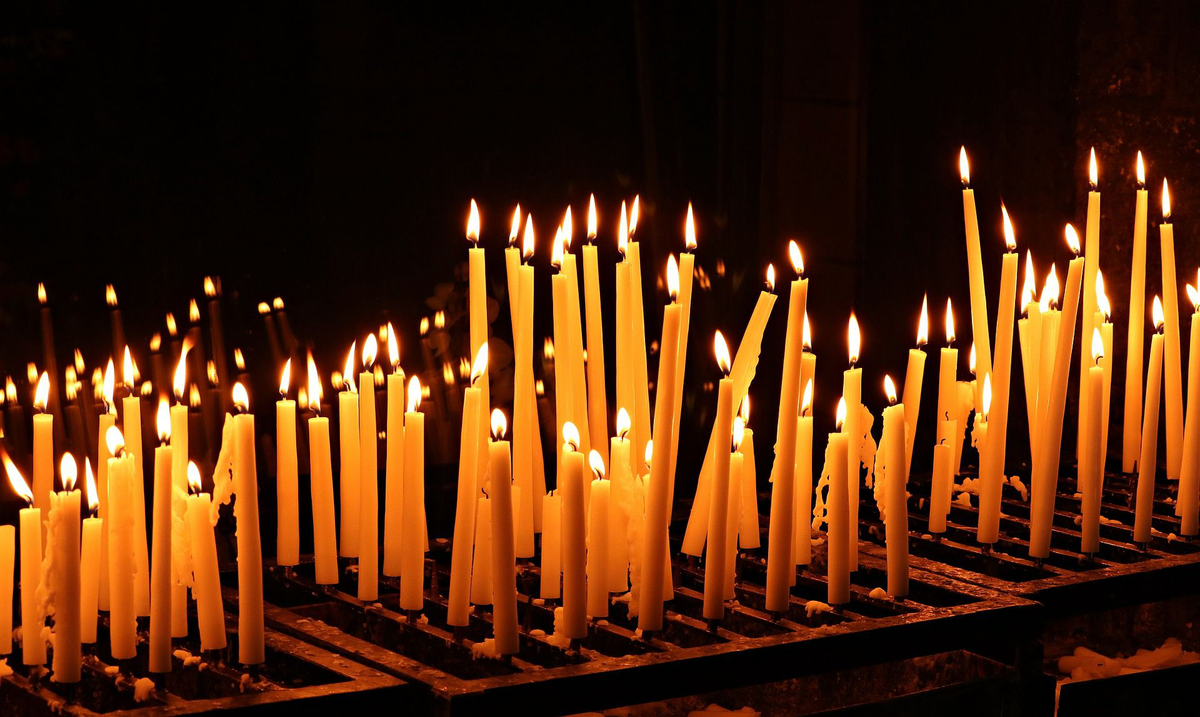 Znak światła zapalonej świecy - liturgia.wiara.pl