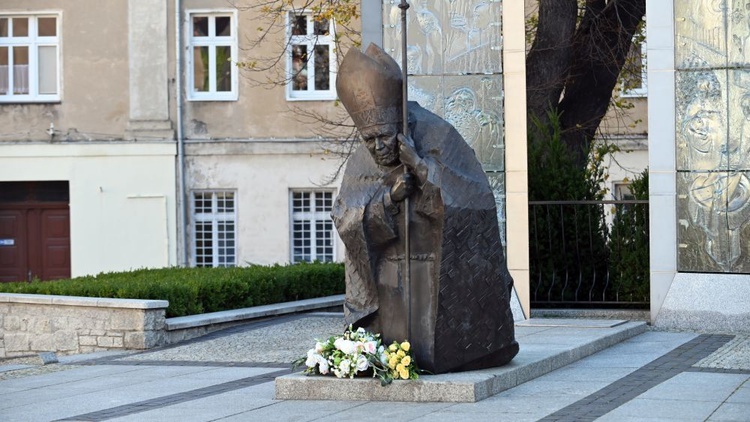 Skarby Jana Pawła II. Młodzi uczcili patrona Świdnicy