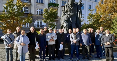Uczestnicy przy pomniku Jana Pawła II, stojącym na placu św. Józefa.