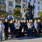 Uczestnicy przy pomniku Jana Pawła II, stojącym na placu św. Józefa.