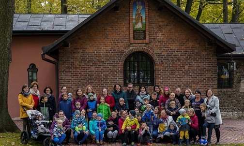 Uczestnicy rekolekcji "Mamy Synów" w Krzeszowicach.