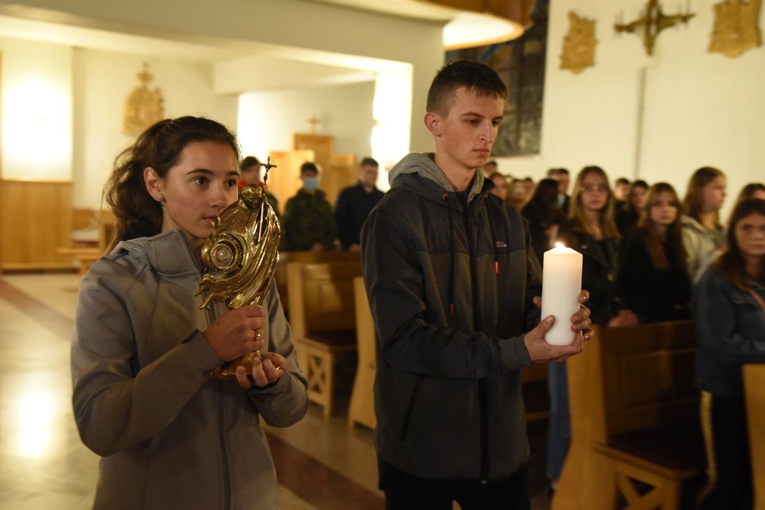 W procesji z relikwiami św. Jana Pawła II i świecą ŚDM Lizbona.