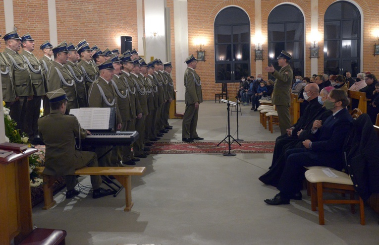 Koncert chóru Reprezentacyjnego Zespołu Artystycznego Wojska Polskiego.