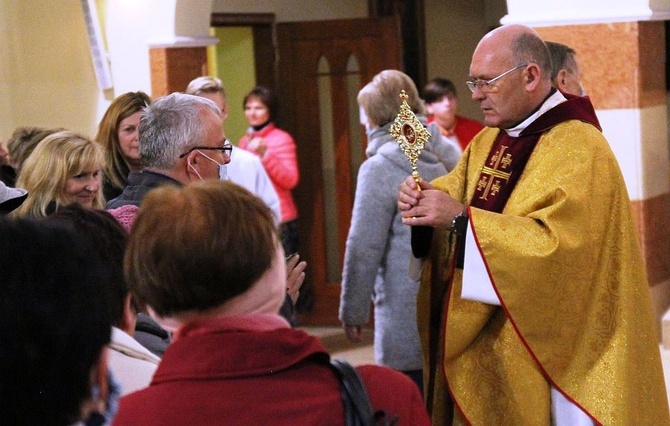 Wprowadzenie relikwii św. Rity do kościoła w Cygańskim Lesie