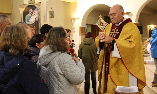 Błogosławieństwo relikwiami św. Rity zakończyło nabożeństwo ku jej czci w Cygańskim Lesie.