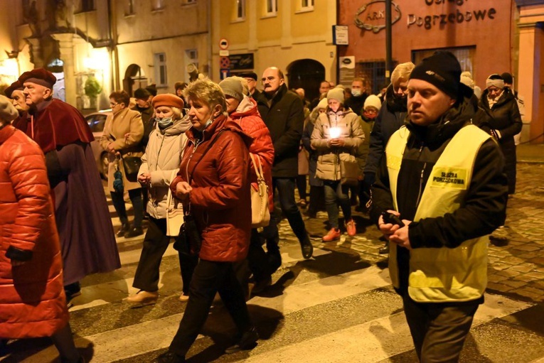 Procesja różańcowa ulicami Świdnicy