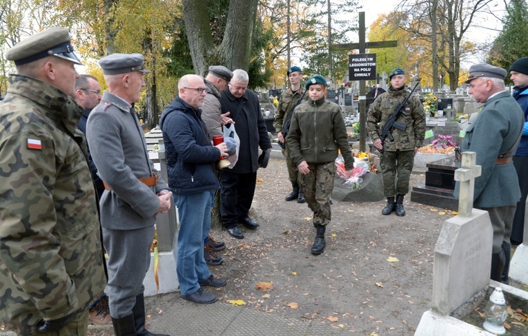 Modlitwa i upamiętnienie bohaterów przy Kwaterze Legionowej na cmentarzu rzymskokatolickim w Radomiu przy ul. Limanowskiego.