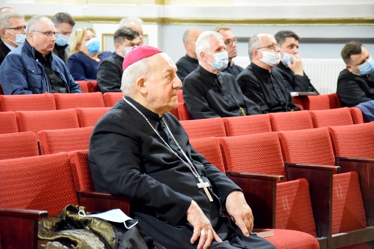 Obrady drugiej sesji plenarnej synodu diecezjalnego.