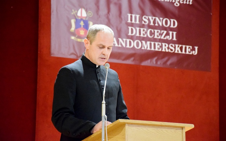 Obrady drugiej sesji plenarnej synodu diecezjalnego.