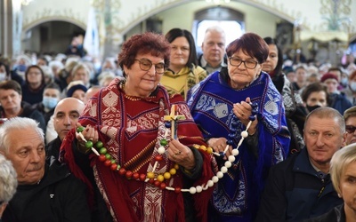 Misyjny różaniec w darze ołtarza.