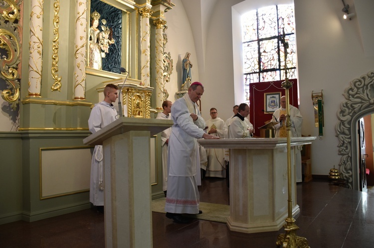 Konsekracja ołtarza w luzińskiej parafii