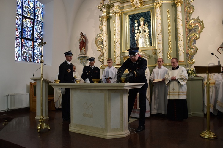 Konsekracja ołtarza w luzińskiej parafii