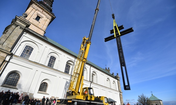 Przy bazylice ustawiono krzyż morowy