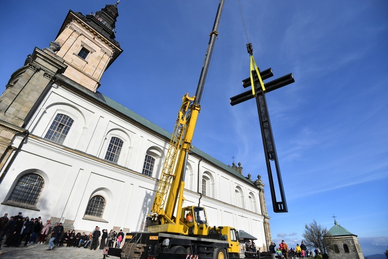 Przy bazylice ustawiono krzyż morowy