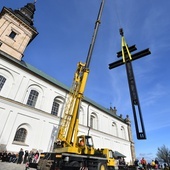 Przy bazylice ustawiono krzyż morowy