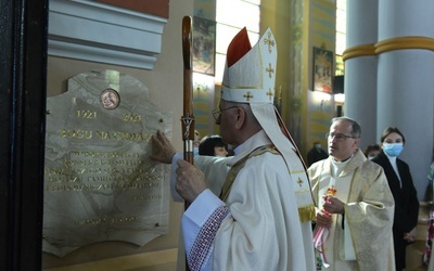 Abp Henryk Nowacki odsłania pamiątkową tablicę.