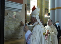 Abp Henryk Nowacki odsłania pamiątkową tablicę.