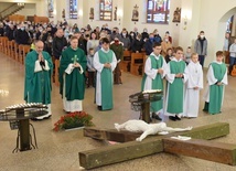 Zielonogórzanie modlili się przy sprofanowanym krzyżu