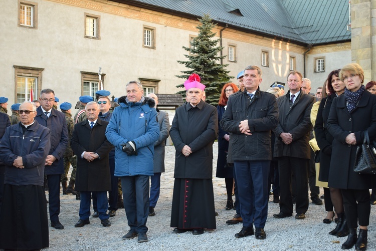 Przy bazylice na Świętym Krzyżu ustawiono krzyż morowy