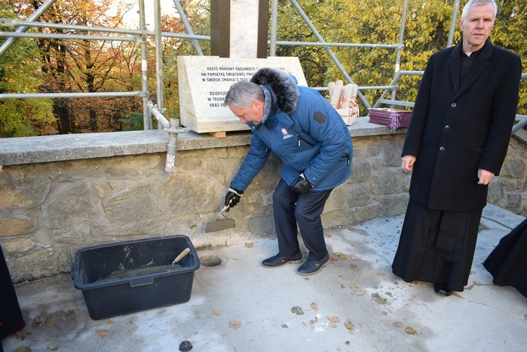 Przy bazylice na Świętym Krzyżu ustawiono krzyż morowy